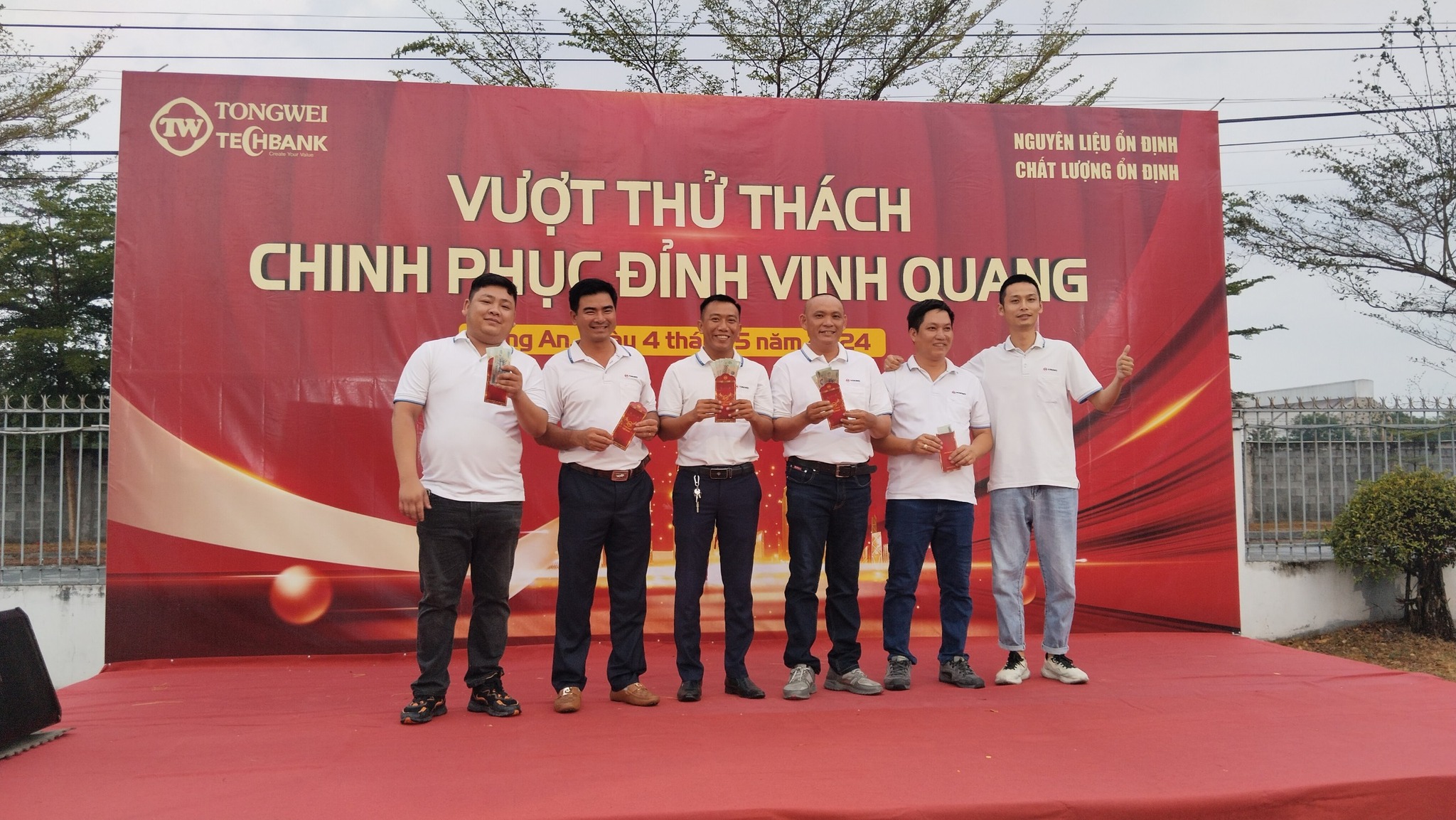 VINH DANH TẬP THỂ VÀ CÁC CÁ NHÂN XUẤT SẮC HOÀN THÀNH MỤC TIÊU TRONG THÁNG 4